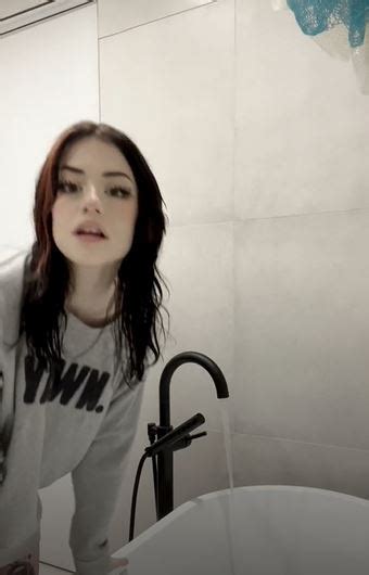 Hannahowo Nude Bathtub PPV Video Leaked .